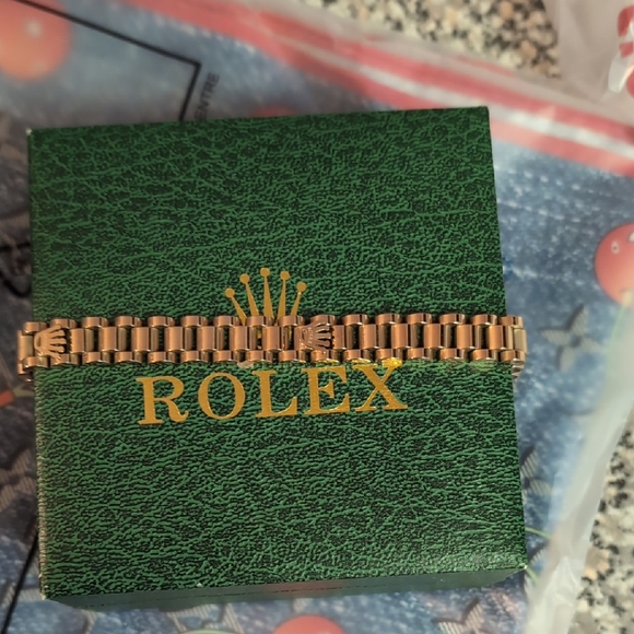 Rolex Gold Watch Bracelet on Green Box - Picture 1 of 7